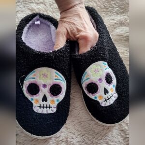 Size 9 Black Skull comfy Slippers - Fur Lined